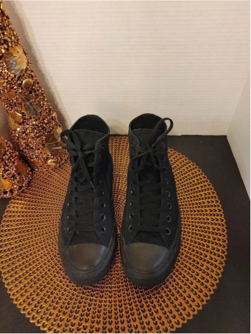 Converse Chuck Taylor High Tops Size 8 - Picture 2 of 6